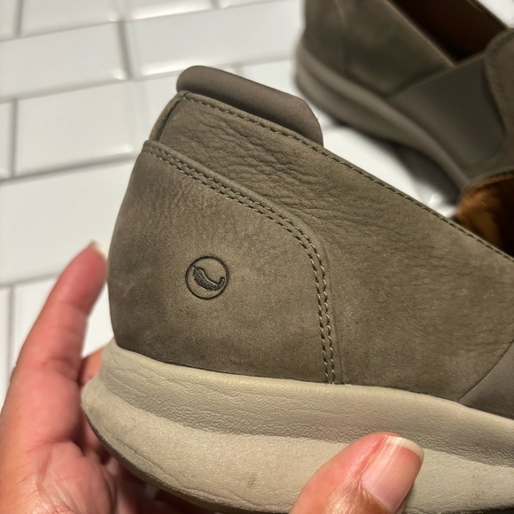 Clarks Un Adorn Step Unstructured Leather Slip-on - Picture 8 of 12